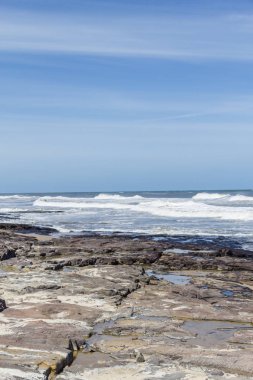 Dalgalar ve Torres Plajı'nda mavi gökyüzü