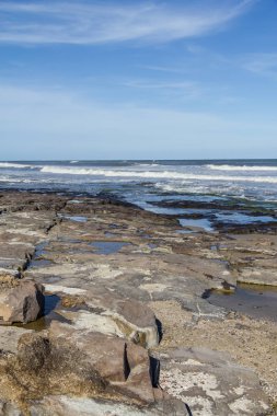 Dalgalar ve Torres Plajı'nda mavi gökyüzü