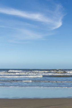 Dalgalar ve Torres Plajı'nda mavi gökyüzü