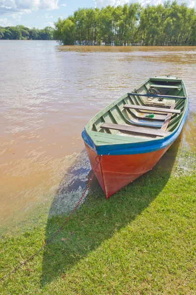 Rio Pardo River bir sel sırasında ahşap tekne — Stok fotoğraf