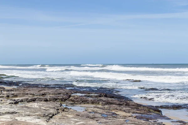 波浪和托雷斯海滩的蓝天 — 图库照片