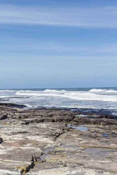 Vagues et ciel bleu à la plage de Torres — Photo