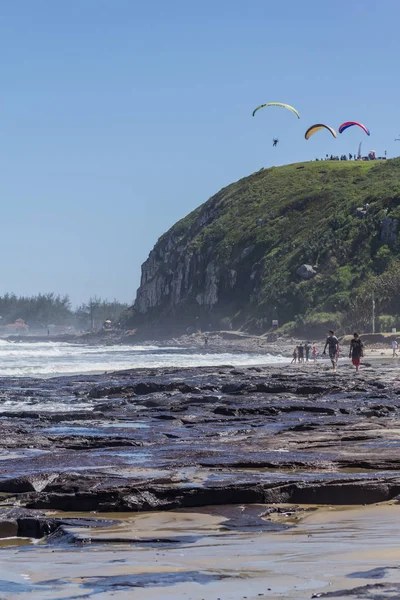 Parapente en la playa de Torres — Foto de Stock