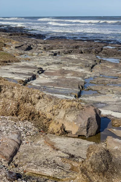 Onde, rocce e cielo blu sulla spiaggia di Torres — Foto Stock