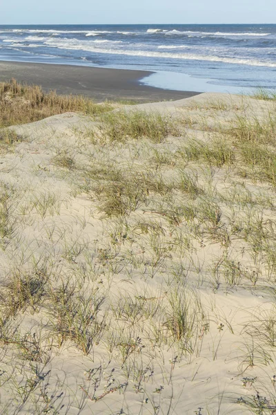 Roślinność wydm i fale i błękitne niebo o plażę Torres — Zdjęcie stockowe