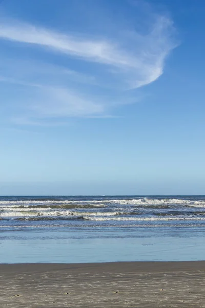 Ondas e céu azul na praia de Torres — Fotografia de Stock