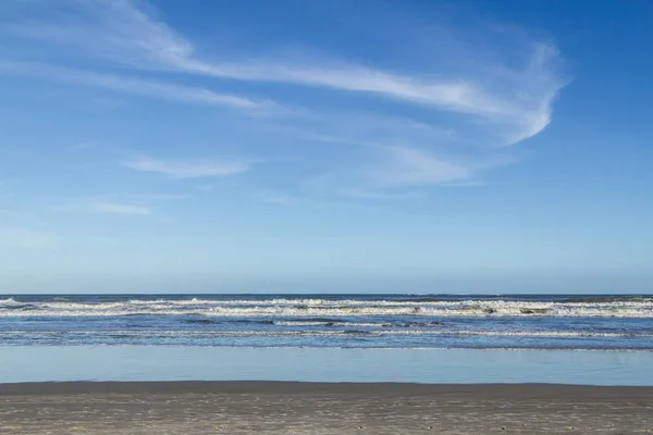 Vlny a modrá obloha Torres Beach — Stock fotografie