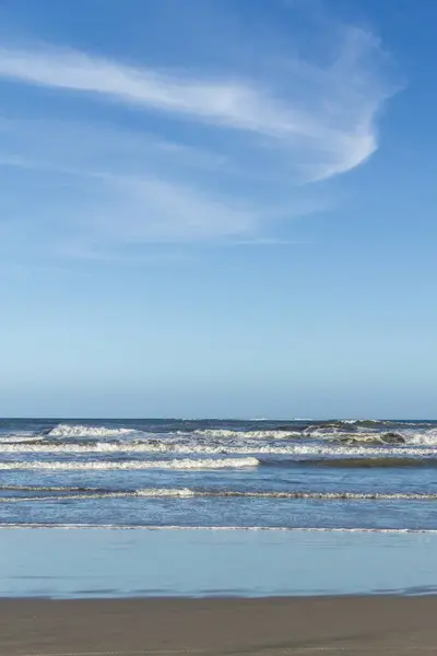 Onde e cielo blu sulla spiaggia di Torres — Foto Stock