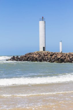 Rüzgarlı bir gün ve mavi gökyüzü Torres deniz feneri