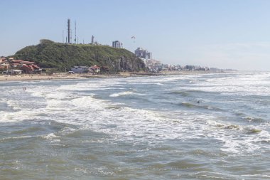 Torres sahilindeki Deniz Feneri Dağı'nda yamaç paraşütü