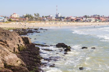 Güneşli bir günde Torres Cal plaj