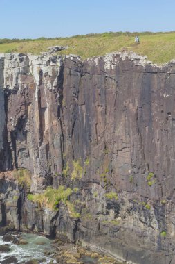Torres sahilinde uçurumlar ve dalgalar üzerinde Adam