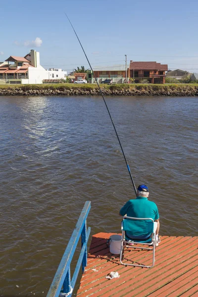 Homem pescando na fronteira do rio Mampituba entre Santa Catarina — Fotografia de Stock