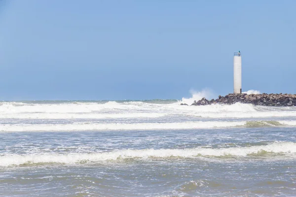 Farol Torres em um dia ventoso e céu azul — Fotografia de Stock