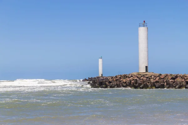 Faro de Torres en un día ventoso y cielo azul — Foto de Stock