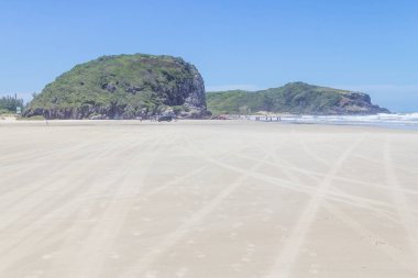 Guarita beach Torres adlı kayalıklarla