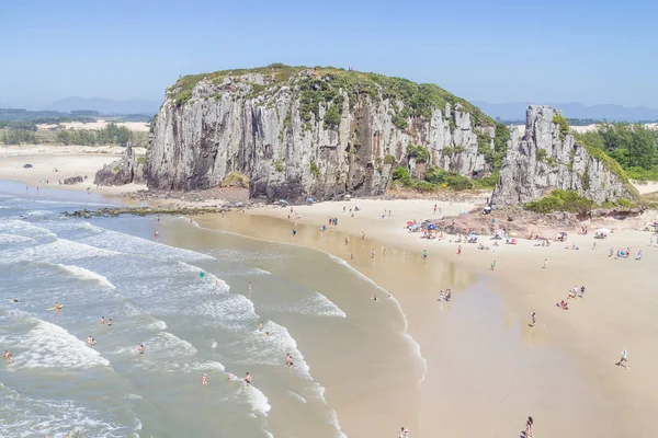 Guarita beach Torres adlı kayalıklarla
