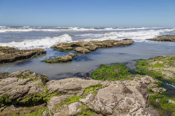 Rocce nella spiaggia di Guarita a Torres — Foto Stock