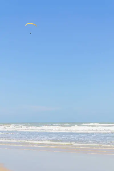 Parapendio nella spiaggia di Torres — Foto Stock