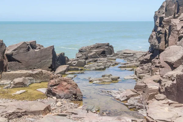 Rocce sopra le scogliere nella spiaggia di Torres — Foto Stock