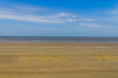 Bulutlar, kum ve dalgalar Cassino Beach