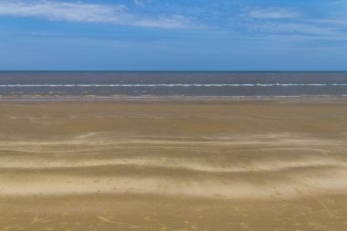 Islak Kuru üzerinde kum ve dalgalar Cassino Beach