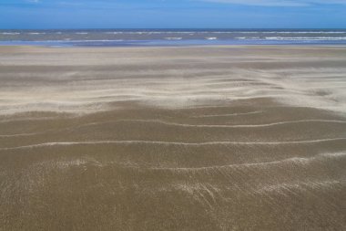 Islak Kuru üzerinde kum ve dalgalar Cassino Beach