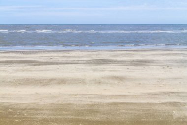 Islak Kuru üzerinde kum ve dalgalar Cassino Beach