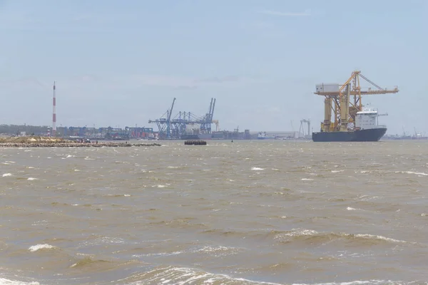 Nave da trasporto pesante con il porto di Rio Grande sullo sfondo — Foto Stock