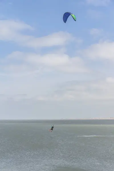 Kitesurfing ที่ชายหาด Cassino — ภาพถ่ายสต็อก