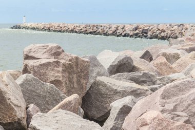 Cassino Plajı'nda dalgakıran deniz feneri