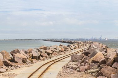 Demiryolu Cassino Plajı'nda dalgakıran üzerinde