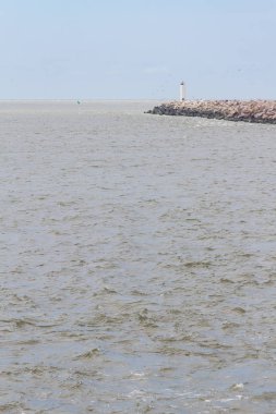 Cassino Plajı'nda dalgakıran deniz feneri