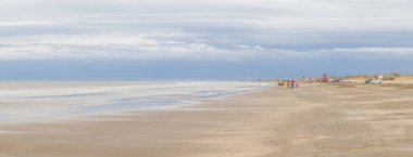 Sahilde fırtına gökyüzü