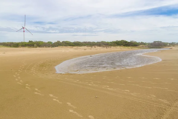 Huella en la arena, parque eólico en la playa de cassino — Foto de Stock