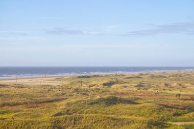 Kum tepeleri ve bitki örtüsü ile Cassino plaj