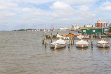Lagoa içinde demirlemiş teknelerin Patos Gölü yapmak