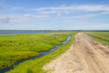 Lagoa için kirli yol yapmak Peixe Gölü