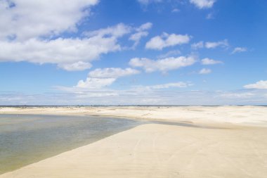 Su kanalı ve Dunes Tavares Beach