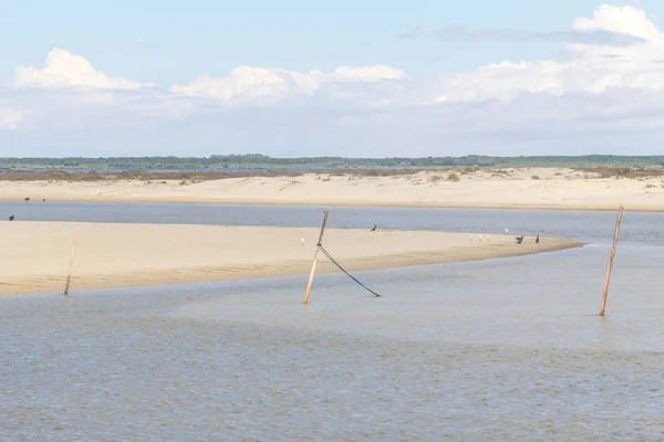 Canal de agua y dunas en la playa de Tavares — Foto de Stock