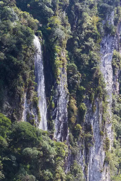 Vattenfall på Itaimbezinho Canyon — Stockfoto