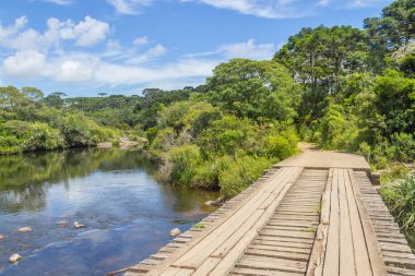 nehir ve ahşap köprü