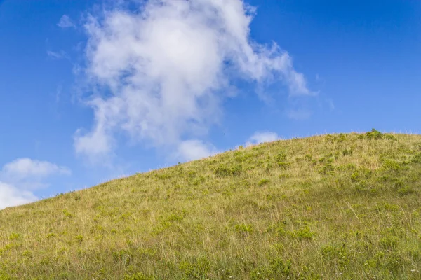 Campo agrícola e nuvens — Fotografia de Stock