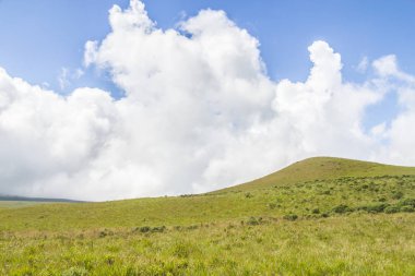 Çiftlik alanı ve bulutlar