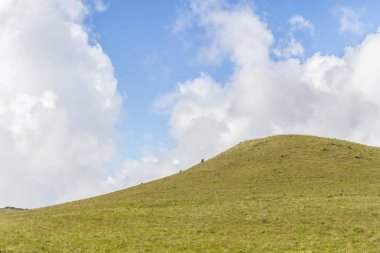 Çiftlik alanı ve bulutlar