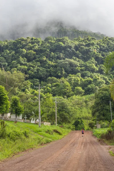 Trekking sur route de terre — Photo