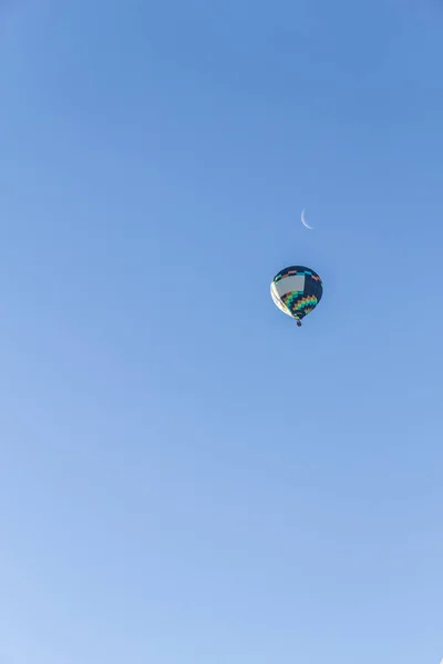 Αερόστατο ζεστού αέρα και φεγγάρι — Φωτογραφία Αρχείου