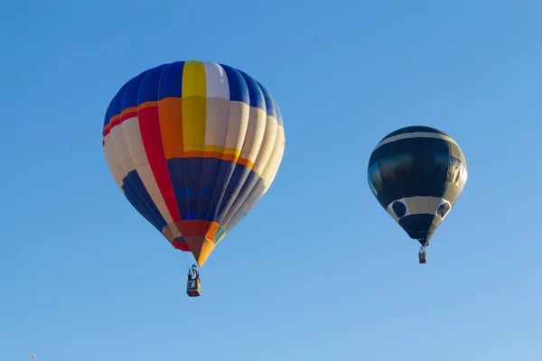 Luftballonger och paraglider — Stockfoto