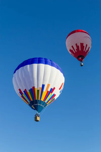Повітряні кульки та парапланери — стокове фото