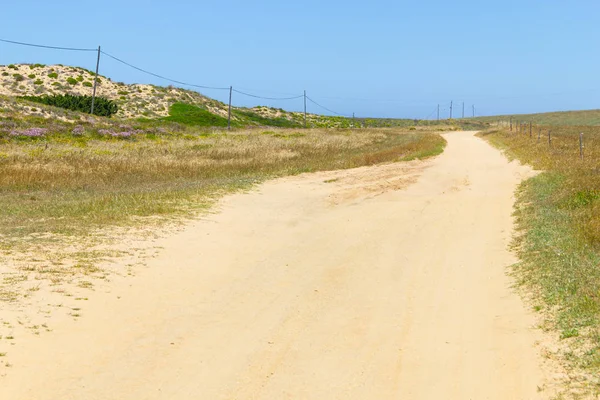 Kumullar ve Porto Covo kum yolda
